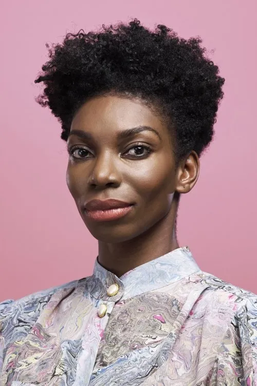 Michaela Coel interpretando a Young Mum / Portugal