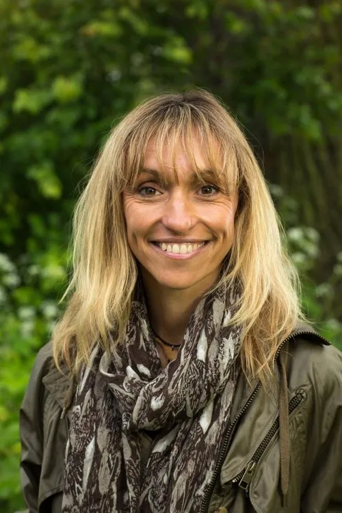 Michaela Strachan — personaje: Self - Presenter