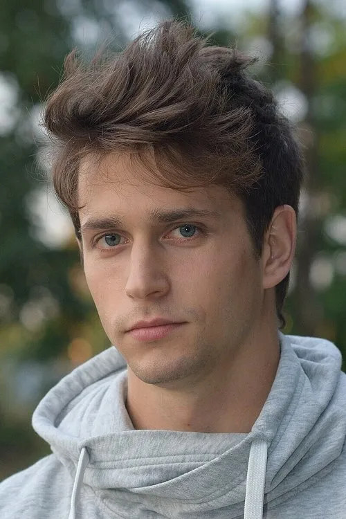 Michał Malinowski interpretando a Adam