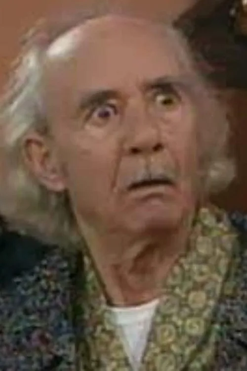 Michalis Arsenis interpretando a