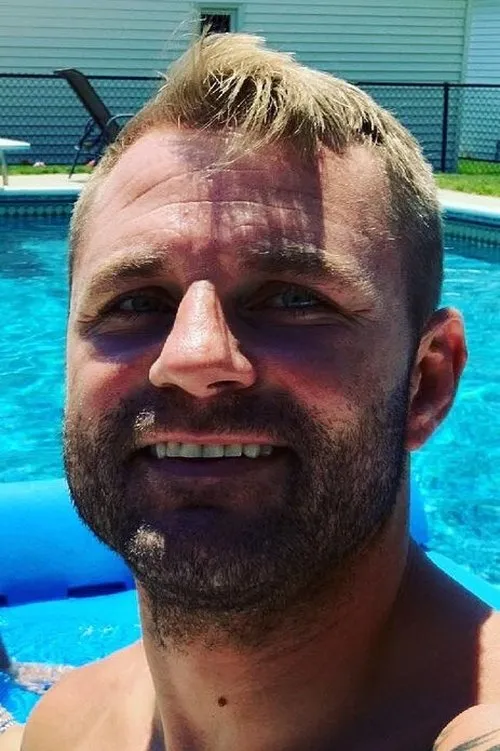 Micheal Gillmore interpretando a Self