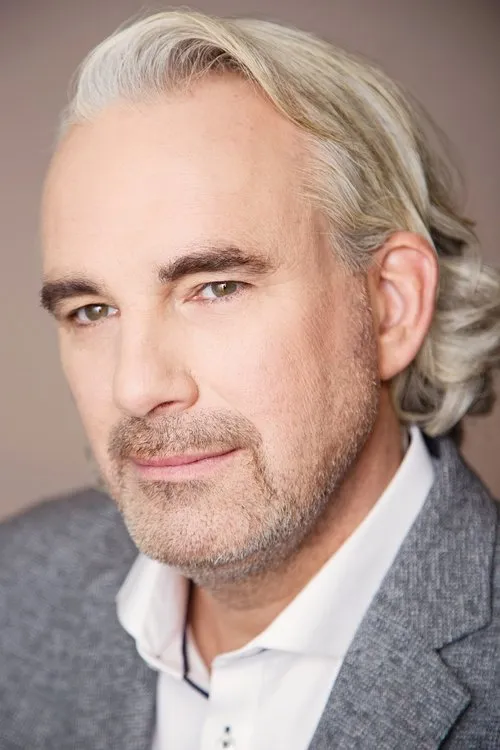 Julien Deschamps Jolin ha trabajado con Michel Vallières en 1 ocasiones