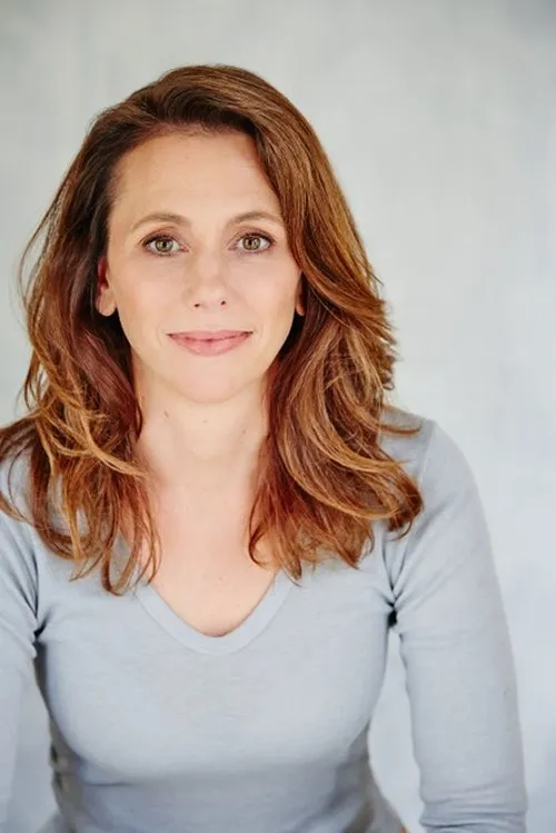 Michela Noonan interpretando a She