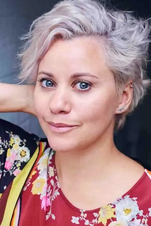 Michelle Bonnard interpretando a Sally