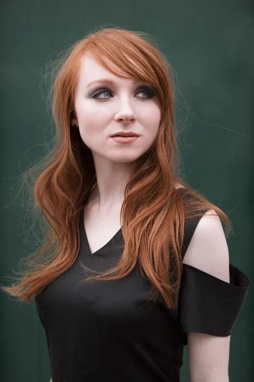 Michelle Fox interpretando a Sarah