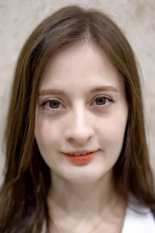 Michelle Fujisaki interpretando a Debby Keller