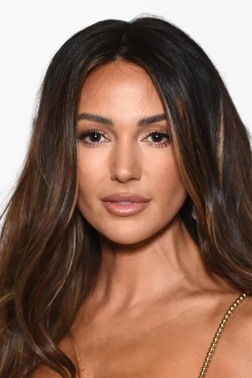 Michelle Keegan interpretando a Demi