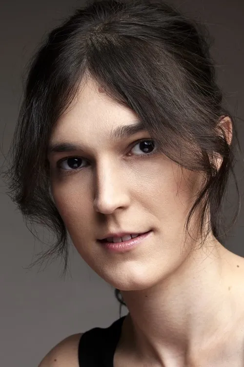 Michelle Lulic interpretando a Adelaide Russo