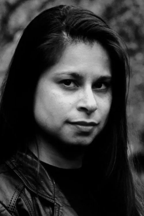 Michelle St. John interpretando a Angeline