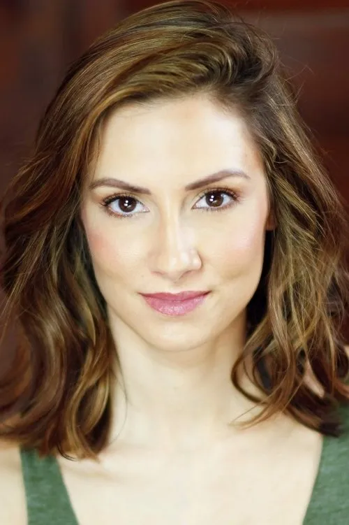 Michelle West interpretando a Miss Brewer