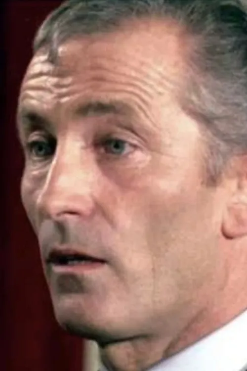 Mick Besson interpretando a 