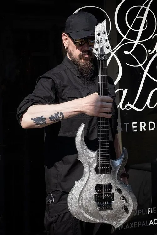 Mick Thomson interpretando a