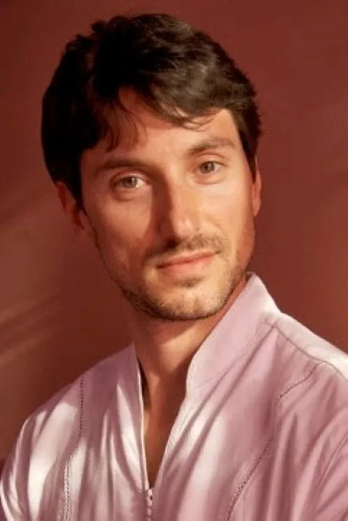 Mick Zeni interpretando a Frollo