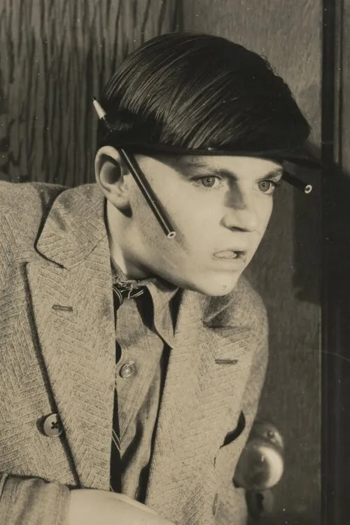 Mickey Bennett interpretando a Mickey