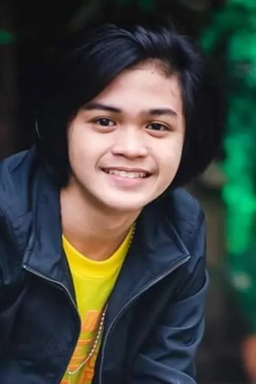 Micko Laurente interpretando a 