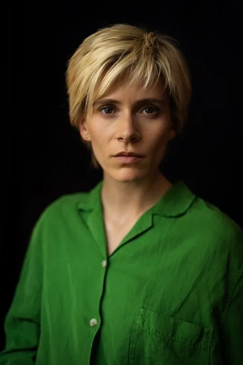 Mie Gren interpretando a Alex Ravn