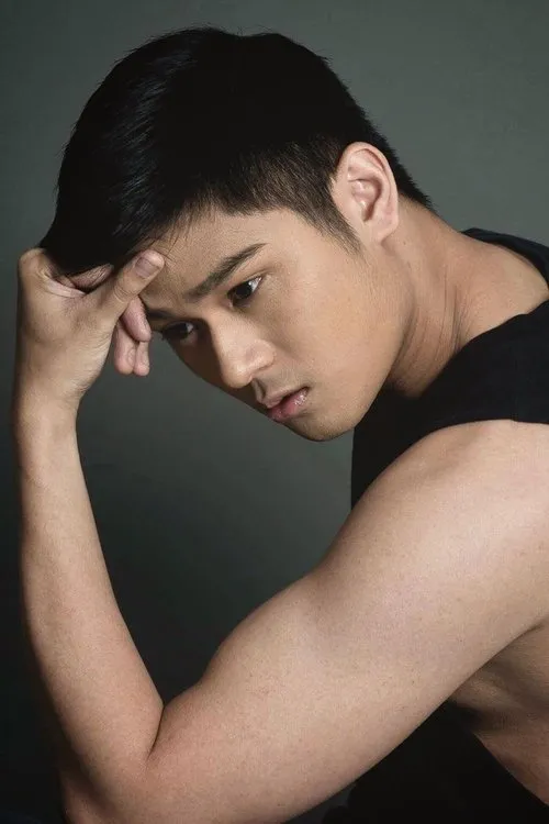 Miguel Almendras interpretando a