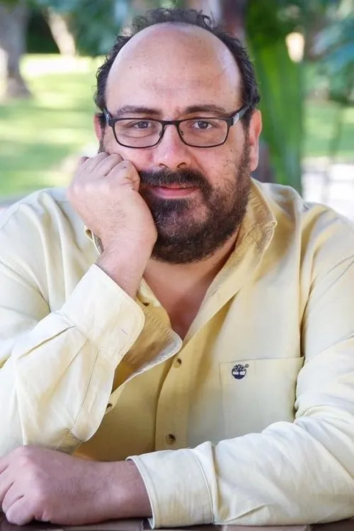 Miguel Dias interpretando a 