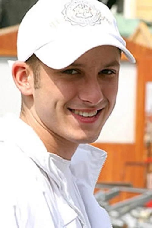 Miguel Diaz interpretando a