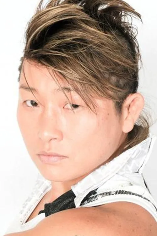 Mika Akino interpretando a AKINO