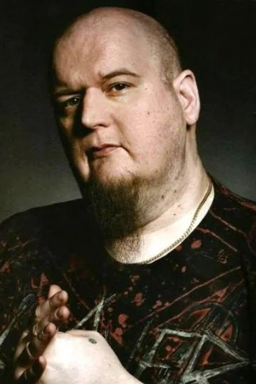 Mika Karppinen interpretando a Drum Technician