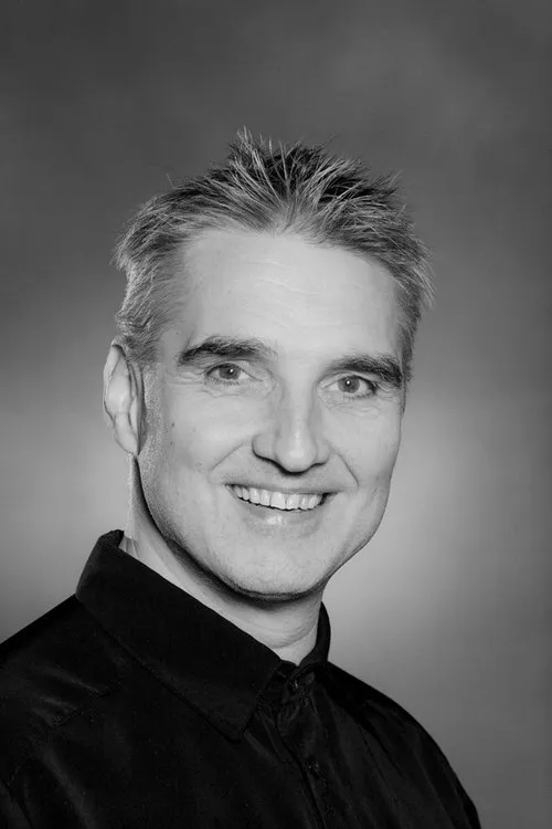 Mika Kujala interpretando a Kiinteistövälittäjä Pate Wilman