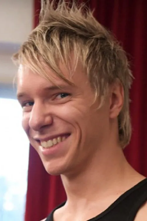 Mika Poika interpretando a