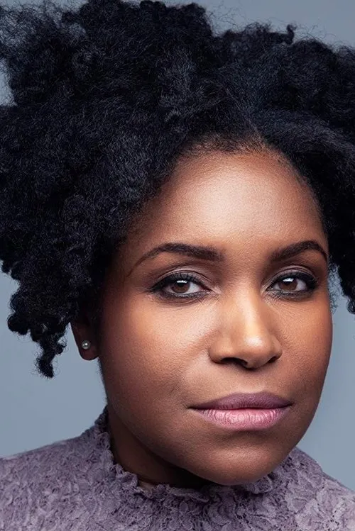 Mikala Gibson interpretando a Police Officer 1