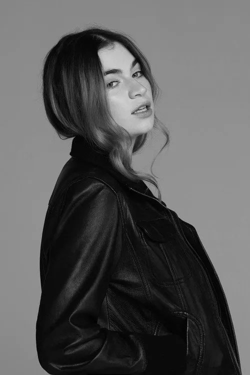 Mikayla Levy interpretando a Kylie