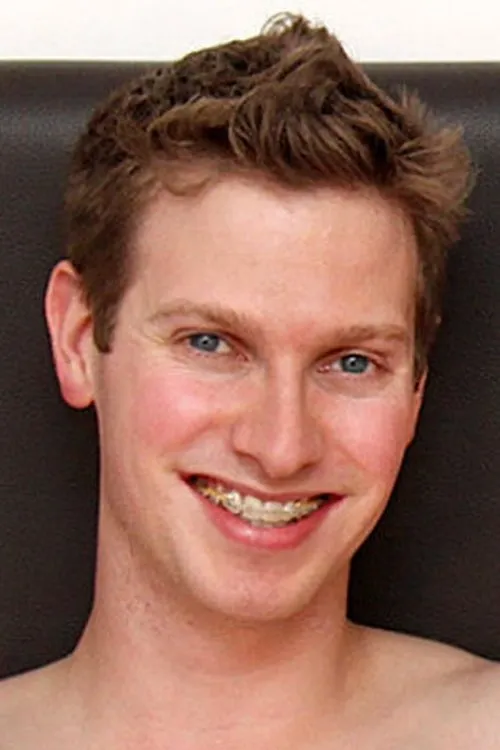 Mike Andrews interpretando a (archive footage)