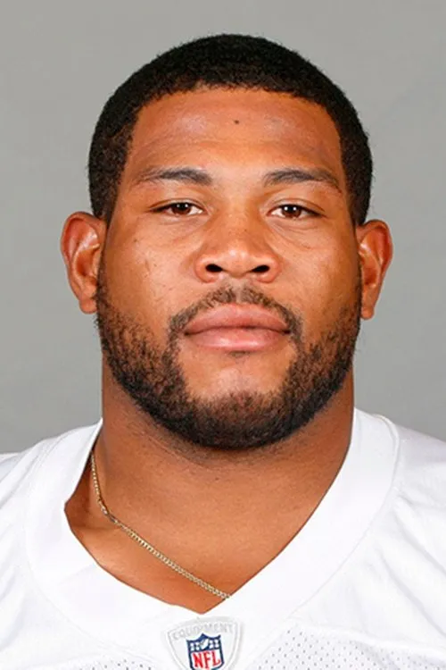 Mike Balogun interpretando a Self