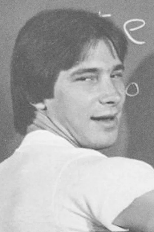 Mike Barnes interpretando a