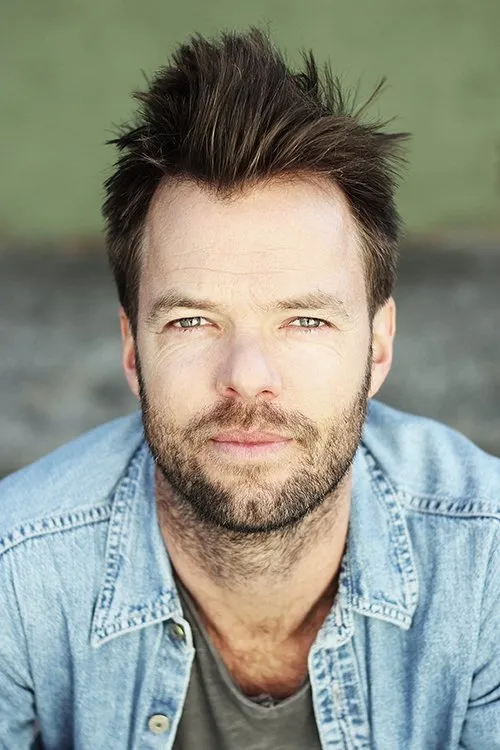 Mike Booth — personaje: Alex Papoulia