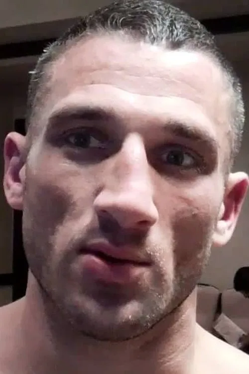 Mike Bronzoulis interpretando a himself