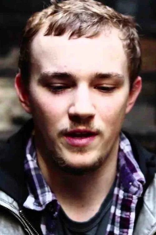 Mike Byrne interpretando a 