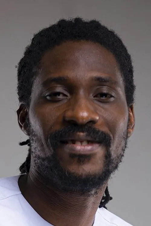 Mike Danon interpretando a