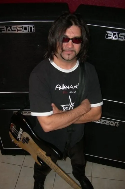 Mike Davis interpretando a Self