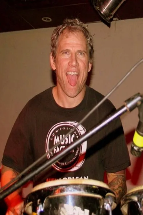 Mike Dillon interpretando a Himself