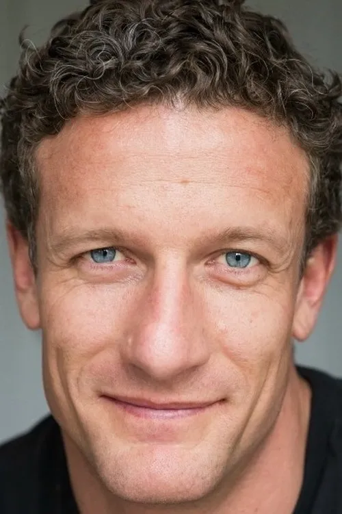 Mike Edward interpretando a Bald Goth