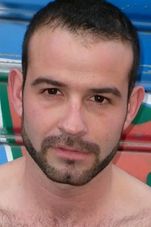 Mike Eventz interpretando a (archive footage)