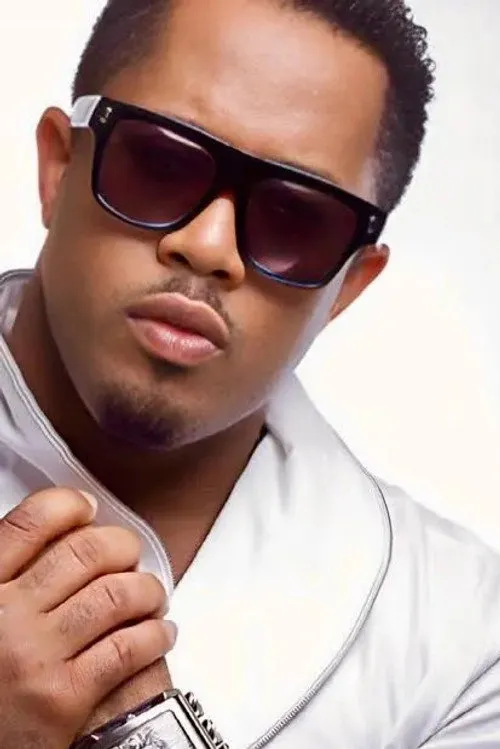 Mike Ezuruonye interpretando a