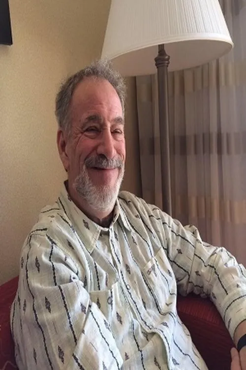 Mike Francis interpretando a Saxophone