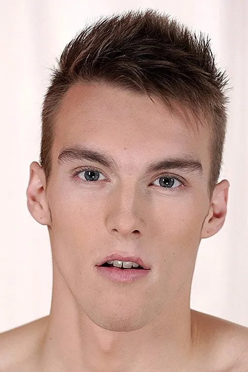 Mike James interpretando a 