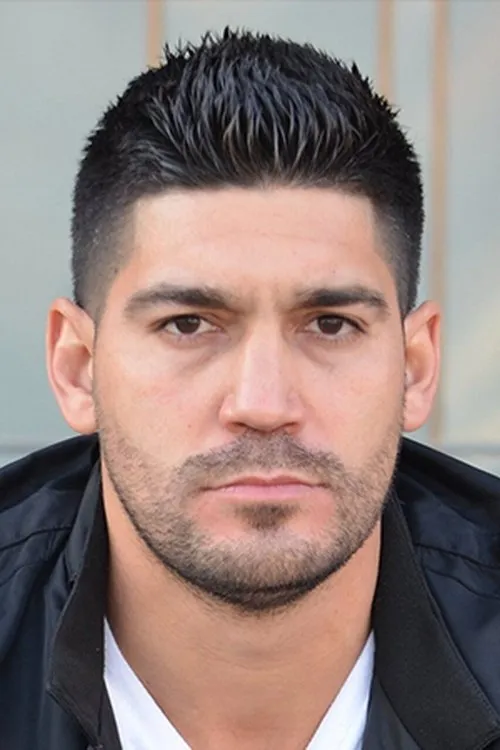 Mike Jimenez interpretando a Self