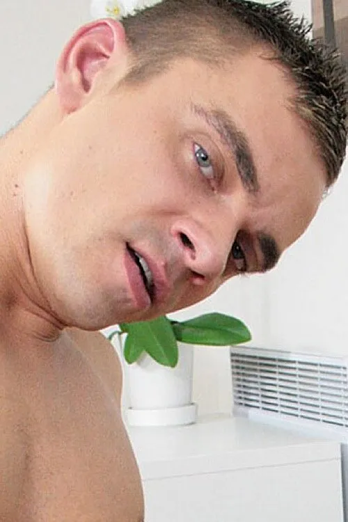 Mike Jones interpretando a Self