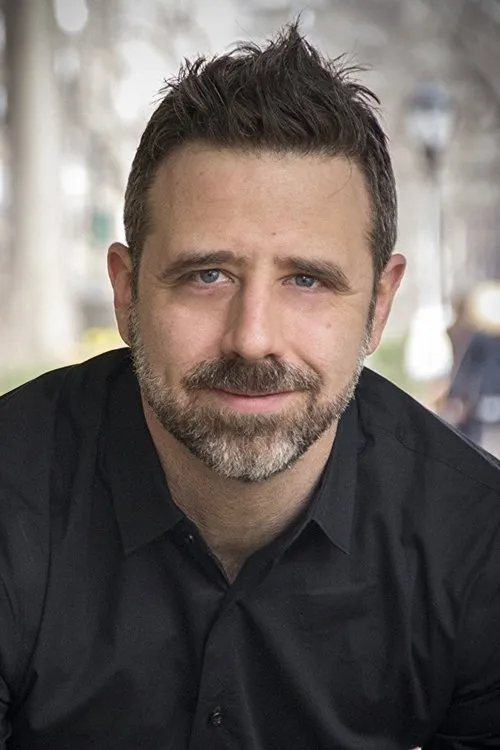 Mike Keller interpretando a Officer O'Callaghan