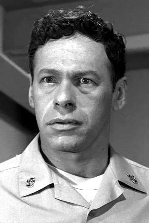 Mike Kellin interpretando a Deputy Commissioner