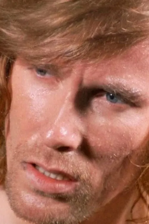 Mike Kennedy interpretando a