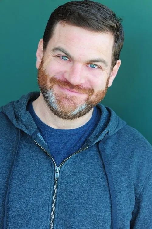 Mike Korich interpretando a Arnie Howard