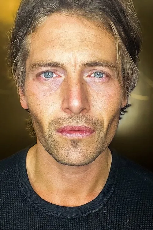 Mike Markoff interpretando a Craig